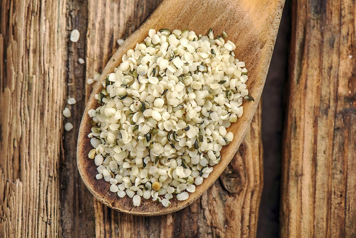 Découvrez les Bienfaits Incroyables de l’Huile et des Graines de 
                Chanvre : une graine et une huile à découvrir