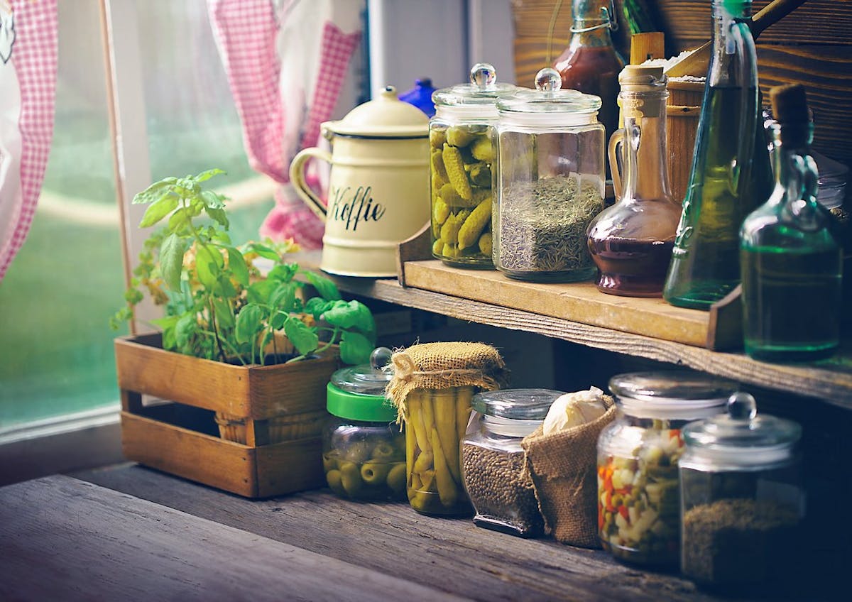 Découvrez les Incontournables de Votre Cuisine pour une Alimentation Saine! 
                Les indispensables du placard pour manger sain